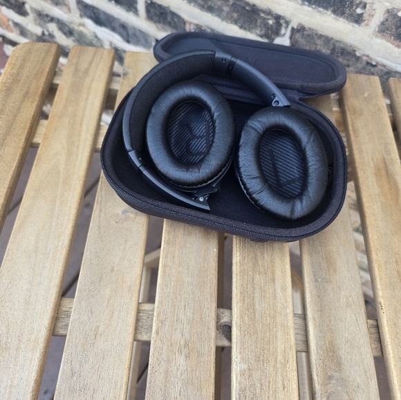 Bose QuietComfort 35 Black Headphones with Case - Picture 3 of 3